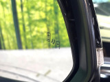 【ブラインドスポットモニター】走行中、ドアミラーの死角になりやすい箇所に後続車が接近するとサイドミラーのレンズに警告を表示!ドライバーに注意喚起をしてくれます。