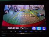 バックカメラの画像です。ガイドラインがスムースな車庫入れをサポートいたします。車庫入れの安心感がアップしますね。