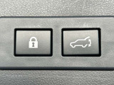 【パワーバックドア】ワンタッチでバックドアが開き、閉める場合もワンタッチで操作可能で便利性UPです☆運転席からも、スマートキーからの操作も可能です♪