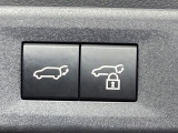 【パワーバックドア】スマートキーや運転席のボタンを押すだけでリアゲートが自動で開閉します!荷物を持っている時や、高い位置にあるバックドアを閉める際に便利な機能です♪