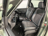 助手席側から見た車内の画像です。使い勝手の良い装備が整う上質な空間が広がっています。シートも快適で乗る人に安心感を与えます。