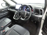 シンプルで使いやすいデザインの運転席です。