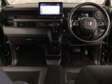 車内は光触媒抗菌消臭施工済です。スタイリッシュなデザインでスポーティなインパネ周りを演出します。グローブボックスやカップホルダーのほかにトレーなどたくさんの収納スペースが付いています。