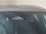 衝突被害軽減ブレーキ付!画像内のセンサーで前方の車両を検知し、衝突の回避や衝突被害の軽減をサポートしてくれます。