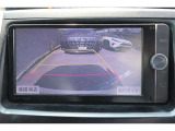 後方の死角を軽減し、狭い場所での切替しや駐車もしやすくなるバックモニターを装備しています。