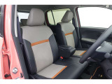 フロントシートはゆったりとしていて開放感があるベンチシートです。車内の移動も楽々です!狭い場所や駐車場で片側をギリギリに停めた際には便利ですよ!