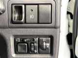 【電動格納ミラー】サイドミラーは電動格納式となっており、狭い駐車場でもキズがつくリスクを抑えられます。