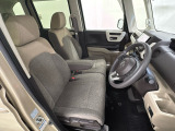 座面も厚みがあり背もたれも高く、広い足元にゆったり座れるシートです。運転席と助手席の間が空いている為、助手席側への移動がスムーズです。交通量の多い道でも助手席側から乗り降りができます。