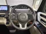 ハンドルにHondaセンシング系のクルーズコントロールやレーンキープアシストなどのスイッチと、オーディオの操作スイッチが装備されています。ハンドルから手を離さず安全に操作できます。
