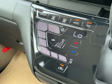 タブレット端末のようなタッチパネル式のオートエアコン採用。凹凸のない滑らかな表面で操作感を高めています。