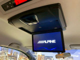 【アルパインフリップダウンモニター】付き☆後部座席に座りながら大画面でTVやDVDをお楽しみいただけます♪