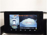 バックモニター付き。駐車の際のサポートとなり、必須アイテムのひとつですよね。それでも、バックする際は必ずご自身の目で確認をしてください。パノラミックビューで上から見下ろした視点でも確認できます!