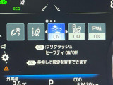 【プリクラッシュセーフティ】前方の車両等を検知し、衝突しそうな時は警報で注意を促し、ブレーキを踏む力をサポート。ブレーキを踏めなかった場合は衝突被害軽減ブレーキが作動、衝突回避をサポートします。