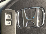 【Hondaスマートキー】カバンやポケットに入れたままでもドアの施錠・解錠が可能なスマートキーを装備。エンジンのオン・オフ時もカギを取り出す必要が無いからとっても便利です♪