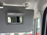 ゆったりとくつろげる運転席です。バイザーには鏡も付いてるので女性は嬉しい