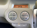 【オートエアコン】一度お好みの温度に設定すれば、車内の温度を検知し風量や温度を自動で調整。暑い&hellip;寒い&hellip;と何度もスイッチ操作をする必要はありません。快適な車内空間には必須の機能ですね♪