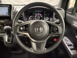 ハンドルにHondaセンシング系のクルーズコントロールやレーンキープアシストなどのスイッチと、オーディオの操作スイッチが装備されています。ハンドルから手を離さず安全に操作できます。