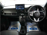 運転にかかわる様々な操作を安全に行えるように視点移動が少なく、操作性に配慮されたスイッチ類が凝縮されたコクピットです。