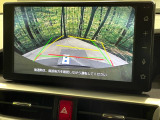 【バックカメラ】駐車時に後方がリアルタイム映像で確認できます。大型商業施設や立体駐車場での駐車時や、夜間のバック時に大活躍!運転スキルに関わらず、今や必須となった装備のひとつです!