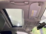 【サンルーフ】開放感たっぷりの希少装備、サンルーフが装着されています!車内に明かりを取り入れたり景色を楽しむ以外にも、車内の空気も簡単に換気できて快適です!