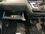 車検証入れになどにも使える便利な収納BOXあります。