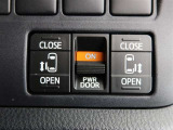 スライドドアの操作が運転席で出来ます。