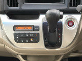 CVT車のセレクトレバーです。低速から高速まで、変速ショックのないスムーズな走りを実現するとともに、エンジン効率のよい領域を維持することで燃費にも貢献します。