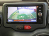 車両後方の映像を映すバックモニター。進路を確認しながら安全に車庫入れできます。