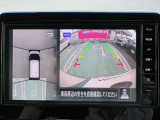 アラウンドビュー付き。上空から車両を見下ろしたような画像に加工された映像をディスプレイで確認しながら車庫入などができ大変便利です。