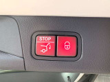 電動トランクランクゲート・フットトランクオープナー付きでございますので手がふさがっていてもフットセンサーを操作すればトランクの自動開閉を行う事が出来ます。