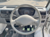 インテリアに合わせたデザインのステアリングは、運転される方のことも考え、運転しやすい形状、大きさです。是非一度、実際に触ってお確かめください。