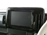快適なドライブをサポートする新しいカーナビの取り付け、または交換が有償で可能です。詳しくは販売店スタッフまでおたずねください。
