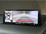 オプション装着の360&deg;ビューモニターでは、両サイドとフロント、バックカメラの合成で、あたかも上空から見下ろした様に周囲を確認して頂けます。駐車場だけでなく、T字路等でも活躍のアイテムです。