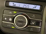 【オートエアコン】一度お好みの温度に設定すれば、車内の温度を検知し風量や温度を自動で調整。暑い&hellip;寒い&hellip;と何度もスイッチ操作をする必要はありません。快適な車内空間には必須の機能ですね♪