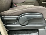 シートハイトアジャスターが付いているので運転姿勢を調整するのに便利ですね。身長に合ったシートポジションは安全運転や疲労軽減にもつながります。