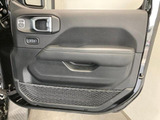 運転席側のドアパネルでございます。