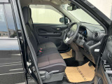 運転席まわりです。実際に座ってみて、乗り心地を体験してみてください。