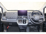 操作性に優れた運転席となります!小物入れや各ボタンの配置にこだわり、使いやすいです!座り心地もよく視認性も良好なのでロングドライブもお任せ下さい!