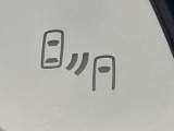 【ブラインドスポットモニター】走行中、ドアミラーの死角になりやすい箇所に後続車が接近するとサイドミラーのレンズに警告を表示!ドライバーに注意喚起をしてくれます。