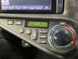【オートエアコン】一度お好みの温度に設定すれば、車内の温度を検知し風量や温度を自動で調整。暑い&hellip;寒い&hellip;と何度もスイッチ操作をする必要はありません。快適な車内空間には必須の機能ですね♪