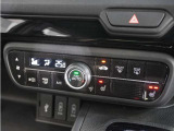 【オートエアコン】温度を設定すれば自動で快適な車内温度を保ちます。エアコン内部の高性能脱臭フィルターで車内のアレルゲンや花粉を除去。