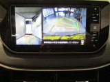 パノラミックビューモニター付きです。車両を上から見たような映像をディスプレイ画面上に表示。運転席からの目視だけでは見にくい、車両周辺の状況をリアルタイムでしっかり確認できます。