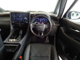 ウッド調と革巻きステアリングで快適な操作性の運転席です。
