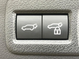 【パワーバックドア】スマートキーや運転席のボタンを押すだけでリアゲートが自動で開閉します!荷物を持っている時や、高い位置にあるバックドアを閉める際に便利な機能です♪