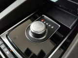 ドライブセレクター・ロータリーシフター「イグニッションONにするとセレクターが浮かび上がってきます。」ロータリーギアで一味違うシフトチェンジをお楽しみ下さい。