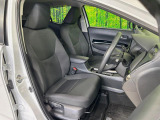 運転席まわりには十分なスペースがあり、大柄な方でもゆったり運転していただける環境です。