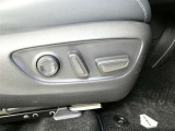 運転席のシート調整を電動で調整できます。無段階調整なので、どなたにもピッタリの調整が可能です。