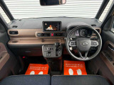 運転席廻りの画像です。操作スイッチ類もキレイな状態です。専門のスタッフが内外装を清掃・きめ細かい箇所までクリーニングしています