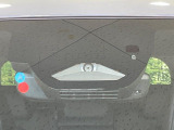 【プリクラッシュセーフティ】前方の車両等を検知し、衝突しそうな時は警報で注意を促し、ブレーキを踏む力をサポート。ブレーキを踏めなかった場合は衝突被害軽減ブレーキが作動、衝突回避をサポートします。