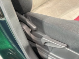 シートハイトアジャスターが付いているので運転姿勢を調整するのに便利ですね。身長に合ったシートポジションは安全運転や疲労軽減にもつながります。
